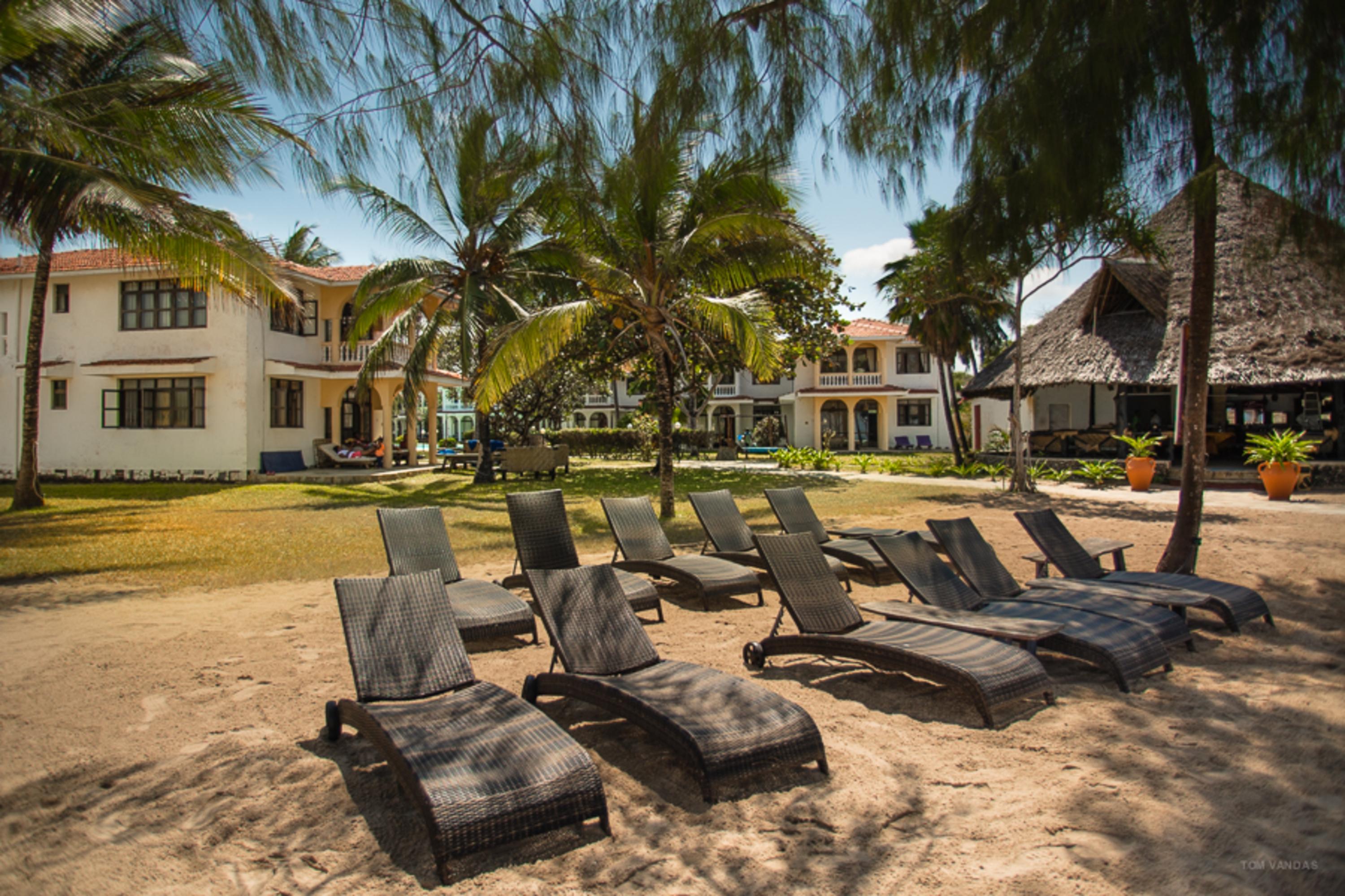Bahari Dhow Beach Villas Diani Beach Exterior photo