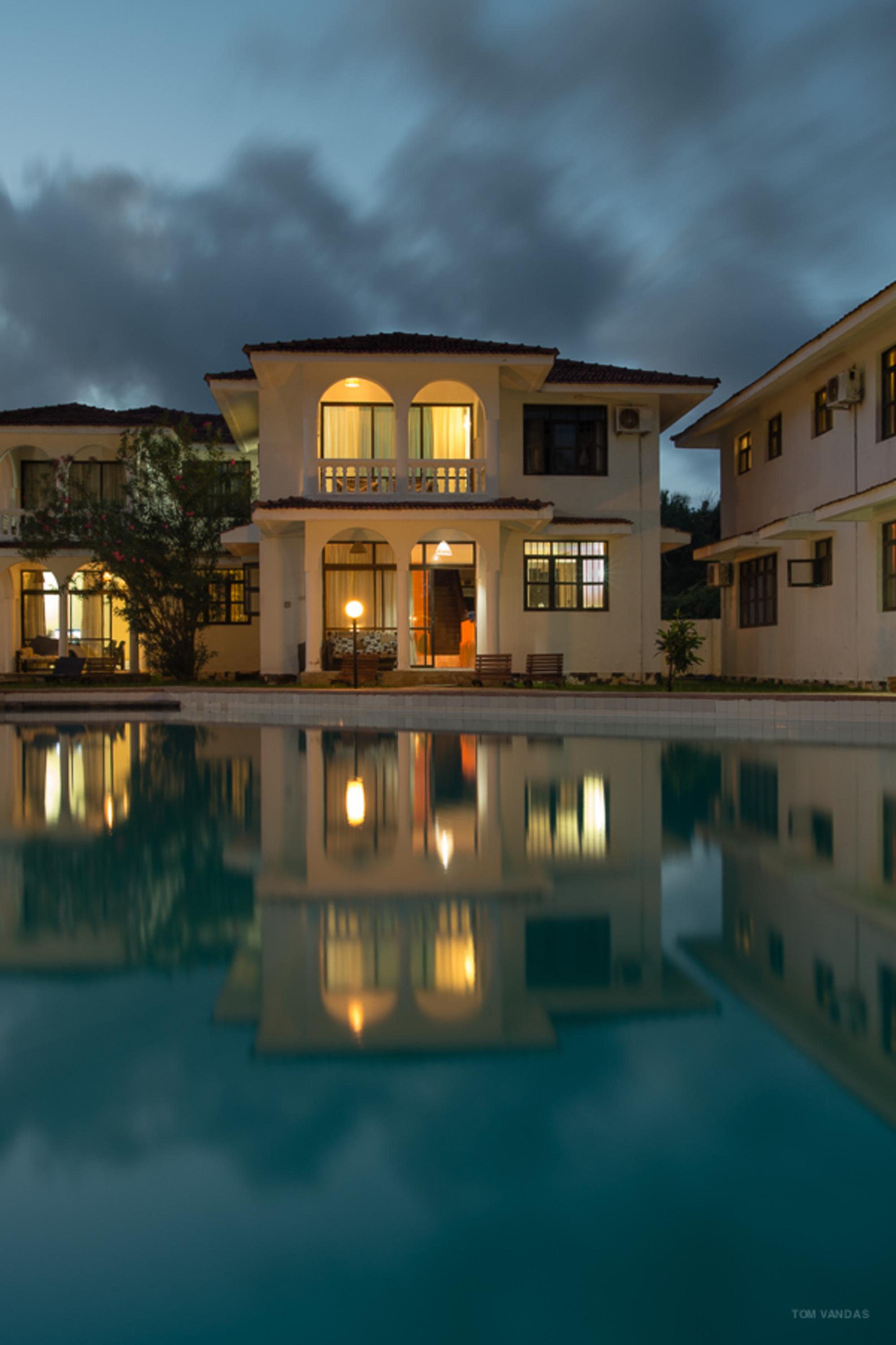 Bahari Dhow Beach Villas Diani Beach Exterior photo
