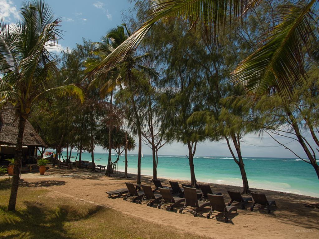 Bahari Dhow Beach Villas Diani Beach Exterior photo